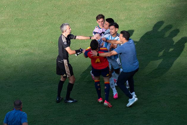Sport Bilder des Tages Leandro Paredes (Argentina, 5) und Eric Garcia (Spain, 4) geraten an einander FIFA World Cup, WM, Weltmeisterschaft, Fussball 2026 Final: Spanien v Argentinien 19 July 2026, FIFA World Cup 2026 Finale: Spanien v Argentinien (Final) at New York New Jersey Stadium in East Rutherford, New Jersey, USA. Photo: Marco Bader *** Leandro Paredes of Argentina, 5, and Eric Garcia of Spain, 4, face off in the 2026 FIFA World Cup Final between Spain and Argentina on July 19, 2026, 2026 FIFA World Cup Final: Spain vs. Argentina at New York–New Jersey Stadium in East Rutherford, New Jersey, USA. Photo by Marco Bader Copyright: HMBxMedia xMarcoxBader