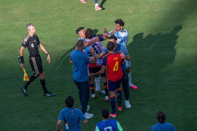 Leandro Paredes (Argentina, 5) und Eric Garcia (Spain, 4) geraten an einander FIFA World Cup, WM, Weltmeisterschaft, Fussball 2026 Final: Spanien v Argentinien 19 July 2026, FIFA World Cup 2026 Finale: Spanien v Argentinien (Final) at New York New Jersey Stadium in East Rutherford, New Jersey, USA. Photo: Marco Bader *** Leandro Paredes of Argentina, 5, and Eric Garcia of Spain, 4, face off in the 2026 FIFA World Cup Final between Spain and Argentina on July 19, 2026, 2026 FIFA World Cup Final: Spain vs. Argentina at New York–New Jersey Stadium in East Rutherford, New Jersey, USA. Photo by Marco Bader Copyright: HMBxMedia xMarcoxBader