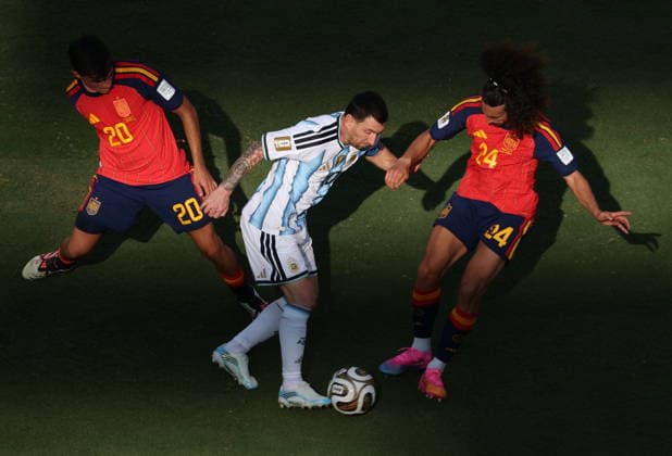 FIFA World Cup, WM, Weltmeisterschaft, Fussball 2026 final - Spain vs Argentina epaselect Lionel Mesi of Argentina (C), Pedri of Spain, and Marc Cucurella of Spain in action during the FIFA World Cup 2026 final match Spain against Argentina, in New Jersey, USA, 19 July 2026. EAST RUTHERFORD United States  Copyright: xSARAHxYENESELx