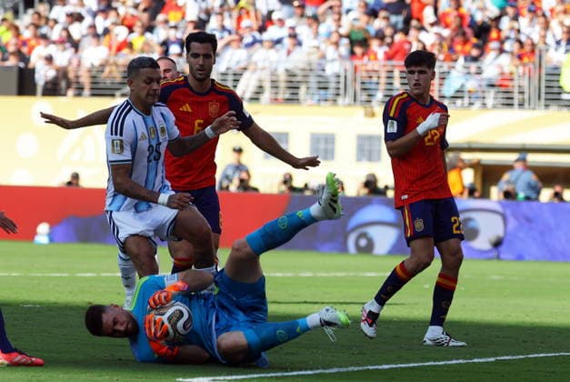 FIFA World Cup, WM, Weltmeisterschaft, Fussball 2026 final - Spain vs Argentina Goalkeeper Unai Simon of Spain makes a save during the FIFA World Cup 2026 final match Spain against Argentina, in New Jersey, USA, 19 July 2026. EAST RUTHERFORD United States  Copyright: xCHRISTOPHERxNEUNDORFx