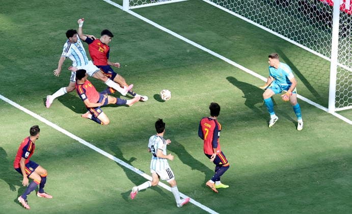 FIFA World Cup, WM, Weltmeisterschaft, Fussball 2026 final - Spain vs Argentina Pau Cubarsi (top) and Mikel Merino of Spain make a clearance in front of Leonardo Balerdi of Argentina during the FIFA World Cup 2026 final match Spain against Argentina, in New Jersey, USA, 19 July 2026. EAST RUTHERFORD United States  Copyright: xRONALDxWITTEKx