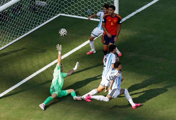 Argentina s goalkeeper Emiliano Martínez cannot stop a goal from Spain s Ferran Torres in extra time to give Spain a 1-0 lead in the FIFA World Cup, WM, Weltmeisterschaft, Fussball final match at New York New Jersey Stadium in East Rutherford, New Jersey, on Sunday, June 19, 2026.  NYP20260719984 CHRISTIANxBRUNSKILL