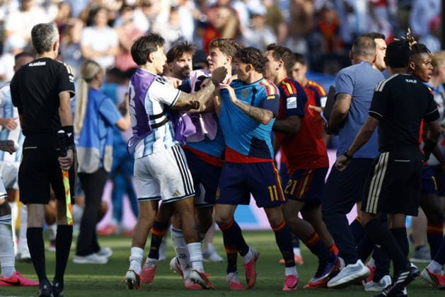FIFA World Cup, WM, Weltmeisterschaft, Fussball 2026 final - Spain vs Argentina Some players of Argentina and Spain scuffle after the FIFA World Cup 2026 final match Spain against Argentina, in East Rutherford, New Jersey, USA, 19 July 2026. EAST RUTHERFORD United States  Copyright: xWILLxOLIVERx