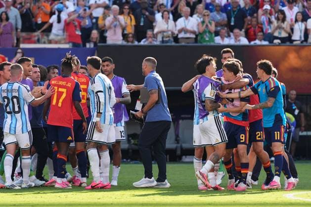 Tempers flare between Spain and Argentina after the full time whistle Spain v Argentina, 2026 FIFA World Cup, WM, Weltmeisterschaft, Fussball Final, Football, New York New Jersey Stadium, East Rutherford, New Jersey, USA - 19 Jul 2026East Rutherford New York New Jersey Stadium New Jersey (NJ) United States of America  Copyright: xIsmaelxAdnan Shutterstockx 16998023ft