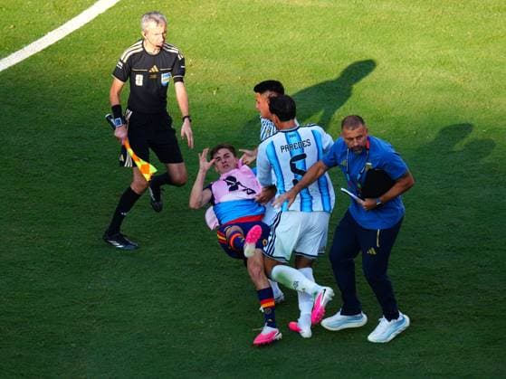 Players fight after the final whistle Spain v Argentina, 2026 FIFA World Cup, WM, Weltmeisterschaft, Fussball Final, Football, New York New Jersey Stadium, East Rutherford, New Jersey, USA - 19 Jul 2026East Rutherford New York New Jersey Stadium New Jersey (NJ) United States of America  Copyright: xJavierxGarcia Shutterstockx 16995474dv