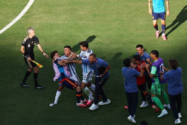 Players fight after the final whistle Spain v Argentina, 2026 FIFA World Cup, WM, Weltmeisterschaft, Fussball Final, Football, New York New Jersey Stadium, East Rutherford, New Jersey, USA - 19 Jul 2026East Rutherford New York New Jersey Stadium New Jersey (NJ) United States of America  Copyright: xMichaelxZemanek Shutterstockx 16995475dd