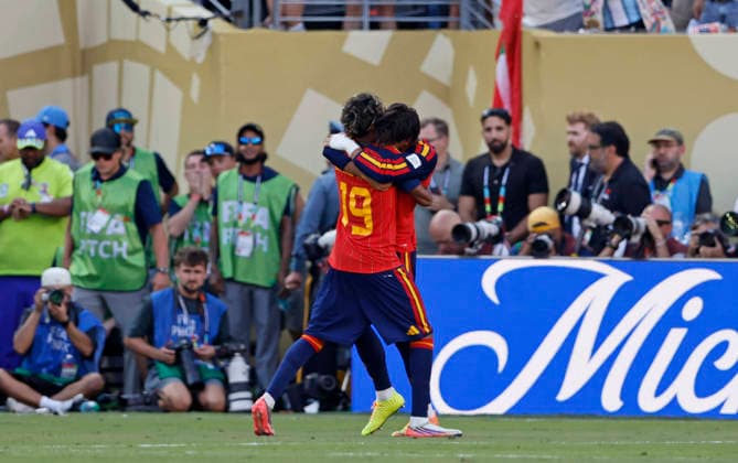 19.07.2026, Fussball Weltmeisterschaft 2026 in den USA, Finale, Spanien - Argentinien, im MetLife Stadium (New York New Jersey (East Rutherford)) Torjubel bei Lamine Yamal (Spanien) mit Torschützen Ferran Torres (Spanien) ***FIFA regulations prohibit any use of photographs as image sequences and or quasi-video. EDITORIAL USE ONLY*** *** July 19, 2026, 2026 FIFA World Cup in the U.S., Final, Spain vs. Argentina, at MetLife Stadium in East Rutherford, New York New Jersey; goal celebration by Lamine Yamal of Spain with goal scorer Ferran Torres of Spain ***FIFA regulations prohibit any use of photographs as image sequences and or quasi-video. FOR EDITORIAL USE ONLY***