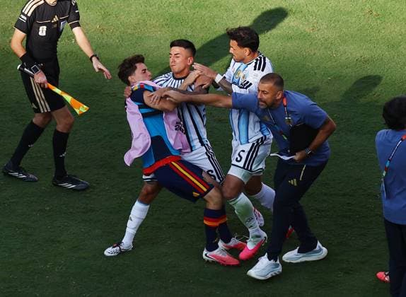 Players fight after the final whistle Spain v Argentina, 2026 FIFA World Cup, WM, Weltmeisterschaft, Fussball Final, Football, New York New Jersey Stadium, East Rutherford, New Jersey, USA - 19 Jul 2026East Rutherford New York New Jersey Stadium New Jersey (NJ) United States of America  Copyright: xMichaelxZemanek Shutterstockx 16995475da