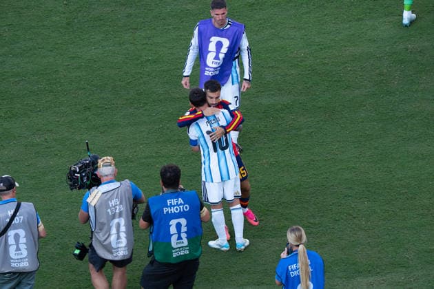 Alex Baena (Spain, 15) umarmt Lionel Messi (Argentina, 10) nach dem Spiel FIFA World Cup, WM, Weltmeisterschaft, Fussball 2026 Final: Spanien v Argentinien 19 July 2026, FIFA World Cup 2026 Finale: Spanien v Argentinien (Final) at New York New Jersey Stadium in East Rutherford, New Jersey, USA. Photo: Marco Bader *** Alex Baena (Spain, 15) hugs Lionel Messi (Argentina, 10) after the 2026 FIFA World Cup Final between Spain and Argentina on July 19, 2026, 2026 FIFA World Cup Final: Spain vs. Argentina at New York–New Jersey Stadium in East Rutherford, New Jersey, USA. Photo by Marco Bader Copyright: HMBxMedia xMarcoxBader