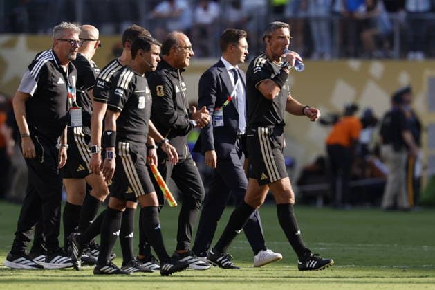 FIFA World Cup, WM, Weltmeisterschaft, Fussball 2026 final - Spain vs Argentina Slovenian referee Slavko Vincic (R) leaves the pitch after the FIFA World Cup 2026 final match Spain against Argentina, in New Jersey, USA, 19 July 2026. EAST RUTHERFORD United States  Copyright: xSHAWNxTHEWx