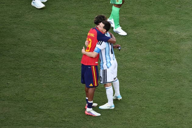 Lamine Yamal of Spain and Lionel Messi of Argentina embrace after Spain win in extra time during the FIFA World Cup, WM, Weltmeisterschaft, Fussball 2026 Final match between Spain and Argentina at Metlife Stadium, New Jersey, USA on 19 July 2026. Copyright: xPeterxDovganx 45290069