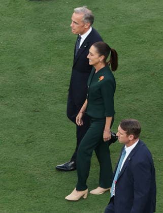 FIFA World Cup, WM, Weltmeisterschaft, Fussball 2026 final - Spain vs Argentina Canadian Prime Minister Mark Carney (top) and Mexican Claudia President enter the pitch for the awards ceremony after the FIFA World Cup 2026 final match Spain against Argentina, in New Jersey, USA, 19 July 2026. EAST RUTHERFORD United States  Copyright: xSARAHxYENESELx