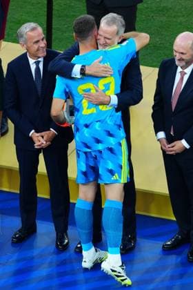 Unai Simon of Spain wins the Golden Glove and is hugged by King Felipe VI of Spain Spain v Argentina, 2026 FIFA World Cup, WM, Weltmeisterschaft, Fussball Final, Football, New York New Jersey Stadium, East Rutherford, New Jersey, USA - 19 Jul 2026East Rutherford New York New Jersey Stadium New Jersey (NJ) United States of America  Copyright: xJavierxGarcia Shutterstockx 16995474ex