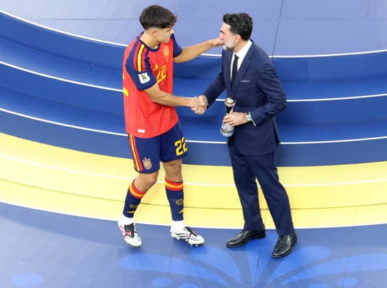 FIFA World Cup, WM, Weltmeisterschaft, Fussball 2026 final - Spain vs Argentina Pau Cubarsi of Spain (L) receives the Best Young Player award during the awards ceremony after the FIFA World Cup 2026 final match Spain against Argentina, in New Jersey, USA, 19 July 2026. EAST RUTHERFORD United States  Copyright: xSARAHxYENESELx