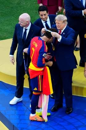 Goalscorer Ferran Torres of Spain receives his winners medal from US President Donald Trump Spain v Argentina, 2026 FIFA World Cup, WM, Weltmeisterschaft, Fussball Final, Football, New York New Jersey Stadium, East Rutherford, New Jersey, USA - 19 Jul 2026East Rutherford New York New Jersey Stadium New Jersey (NJ) United States of America  Copyright: xJavierxGarcia Shutterstockx 16995474fg