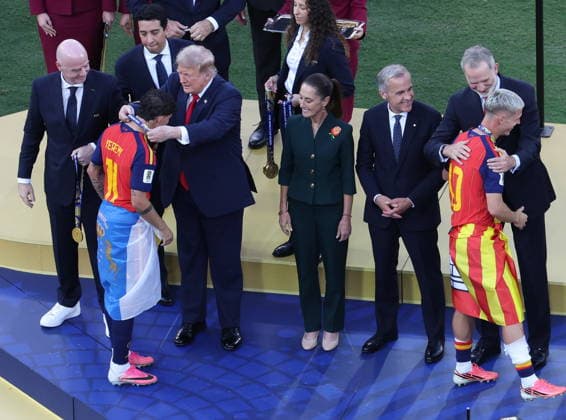 FIFA World Cup, WM, Weltmeisterschaft, Fussball 2026 final - Spain vs Argentina US President Donald Trump (3-L) hangs a gold medal on Yeremy Pino of Spain (2-L) as Spanish King Felipe VI (2-R) hugs Dani Olmo of Spain (R) during the awards ceremony after the FIFA World Cup 2026 final match Spain against Argentina, in New Jersey, USA, 19 July 2026. EAST RUTHERFORD United States  Copyright: xSARAHxYENESELx