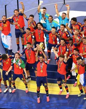 The Spain team lift the trophy Spain v Argentina, 2026 FIFA World Cup, WM, Weltmeisterschaft, Fussball Final, Football, New York New Jersey Stadium, East Rutherford, New Jersey, USA - 19 Jul 2026East Rutherford New York New Jersey Stadium New Jersey (NJ) United States of America  Copyright: xMichaelxZemanek Shutterstockx 16995475ee