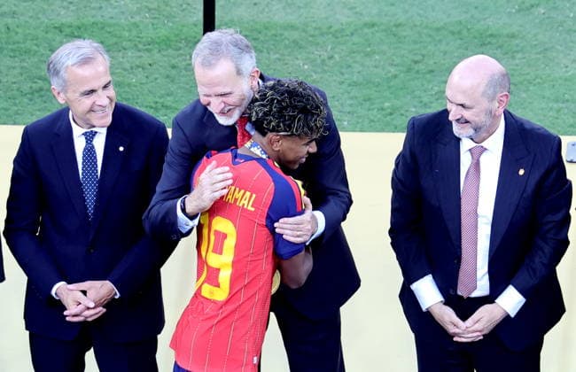 FIFA World Cup, WM, Weltmeisterschaft, Fussball 2026 final - Spain vs Argentina King of Spain is Felipe V hugs Lamine Yamal of Spain after the FIFA World Cup 2026 final match Spain against Argentina, in New Jersey, USA, 19 July 2026. Spain won 1-0. EAST RUTHERFORD United States  Copyright: xRONALDxWITTEKx