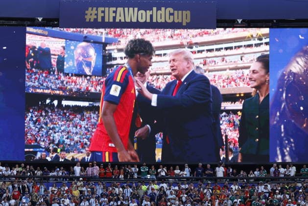 FIFA World Cup, WM, Weltmeisterschaft, Fussball 2026 final - Spain vs Argentina A giant screen shows Lamine Yamal (L) of Spain and US president Donald Trump during the award ceremony after the FIFA World Cup 2026 final match Spain against Argentina, in New Jersey, USA, 19 July 2026. EAST RUTHERFORD United States  Copyright: xSHAWNxTHEWx