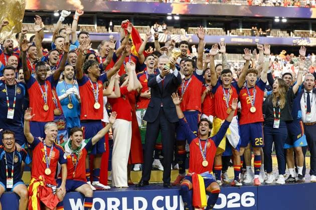 EAST RUTHERFORD, NEW JERSEY - Spain goalkeeper David Raya, Marc Pubill of Spain, Alex Grimaldo of Spain, Eric Garcia of Spain, Marcos Llorente of Spain, Mikel Merino of Spain, Ferran Torres of Spain, Fabian Ruiz of Spain, Gavi of Spain, Dani Olmo of Spain, Yeremy Pino of Spain, Pedro Porro of Spain, Spain goalkeeper Joan Garcia, Aymeric Laporte of Spain, Alex Baena of Spain, Rodri of Spain, Nico Williams of Spain, Martin Zubimendi of Spain, Lamine Yamal of Spain, Pedri of Spain, Mikel Oyarzabal of Spain, Pau Cubarsi of Spain, Spain goalkeeper Unai Simon, Marc Cucurella of Spain, Victor Munoz of Spain, Borja Iglesias of Spain, Spain manager Luis de la Fuente, Spanish King Felipe VI with World Cup Trophy, FIFA World Cup, WM, Weltmeisterschaft, Fussball Trophy following the 2026 FIFA World Cup final between Spain and Argentina at the New York New Jersey Stadium on July 19 2026 in East Rutherford, New Jersey, United States. MAURICE VAN STEEN ANP World Cup Soccer 2026 xVIxANPxSportx xMauricexvanxSteenxIVx 563878744 originalFilename: 563878744.jpg