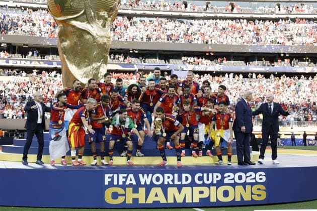 EAST RUTHERFORD, NEW JERSEY - (LR) Spain goalkeeper David Raya, Marc Pubill of Spain, Alex Grimaldo of Spain, Eric Garcia of Spain, Marcos Llorente of Spain, Mikel Merino of Spain, Ferran Torres of Spain, Fabian Ruiz of Spain, Gavi of Spain, Dani Olmo of Spain, Yeremy Pino of Spain, Pedro Porro of Spain, Spain goalkeeper Joan Garcia, Aymeric Laporte of Spain, Alex Baena of Spain, Rodri of Spain, Nico Williams of Spain, Martin Zubimendi of Spain, Lamine Yamal of Spain, Pedri of Spain, Mikel Oyarzabal of Spain, Pau Cubarsi of Spain, Spain goalkeeper Unai Simon, Marc Cucurella of Spain, Victor Munoz of Spain, Borja Iglesias of Spain, Spain manager Luis de la Fuente with World Cup Trophy, FIFA World Cup, WM, Weltmeisterschaft, Fussball Trophy following the 2026 FIFA World Cup final between Spain and Argentina at the New York New Jersey Stadium on July 19, 2026 in East Rutherford, New Jersey, United States. MAURICE VAN STEEN ANP World Cup Soccer 2026 xVIxANPxSportx xMauricexvanxSteenxIVx 563879794 originalFilename: 563879794.jpg