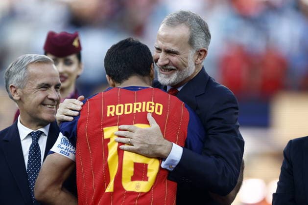 FIFA World Cup, WM, Weltmeisterschaft, Fussball 2026 final - Spain vs Argentina Rodri of Spain (L) hugs King Felipe VI of Spain after being named the player of the tournament at the awards ceremony after the FIFA World Cup 2026 final match Spain against Argentina, in East Rutherford, New Jersey, USA, 19 July 2026. EAST RUTHERFORD United States  Copyright: xWILLxOLIVERx