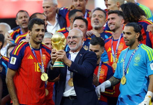 Sport Themen der Woche KW29 Sport Bilder des Tages #2 FIFA World Cup, WM, Weltmeisterschaft, Fussball 2026 final - Spain vs Argentina Spain s head coach Luis de la Fuente lifts the the World Cup trophy as the team celebrate after winning the FIFA World Cup 2026 final match Spain against Argentina, in New Jersey, USA, 19 July 2026. EAST RUTHERFORD United States  Copyright: xCHRISTOPHERxNEUNDORFx