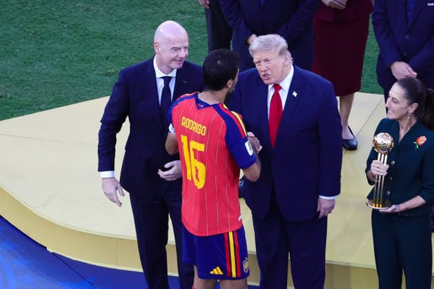 US President Donald Trump presents Rodri of Spain with the player of the tournament trophy during the FIFA World Cup, WM, Weltmeisterschaft, Fussball 2026 Final match between Spain and Argentina at Metlife Stadium, New Jersey, USA on 19 July 2026. Copyright: xPeterxDovganx 45290072