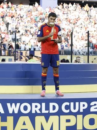 EAST RUTHERFORD, NEW JERSEY - Rodri of Spain s best player of the World Cup shows his trophy after the 2026 FIFA World Cup, WM, Weltmeisterschaft, Fussball final between Spain and Argentina at the New York New Jersey Stadium on July 19, 2026, in East Rutherford, New Jersey, United States. MAURICE VAN STEEN ANP World Cup Soccer 2026 xVIxANPxSportx xMauricexvanxSteenxIVx 563881091 originalFilename: 563881091.jpg