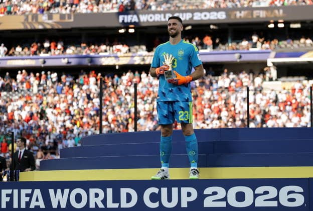 FIFA World Cup, WM, Weltmeisterschaft, Fussball 2026 final - Spain vs Argentina Goalkeeper Unai Simon of Spain poses with the Golden Glove as best goalkeeper of the tournament after the FIFA World Cup 2026 final match Spain against Argentina, in New Jersey, USA, 19 July 2026. EAST RUTHERFORD United States  Copyright: xCHRISTOPHERxNEUNDORFx
