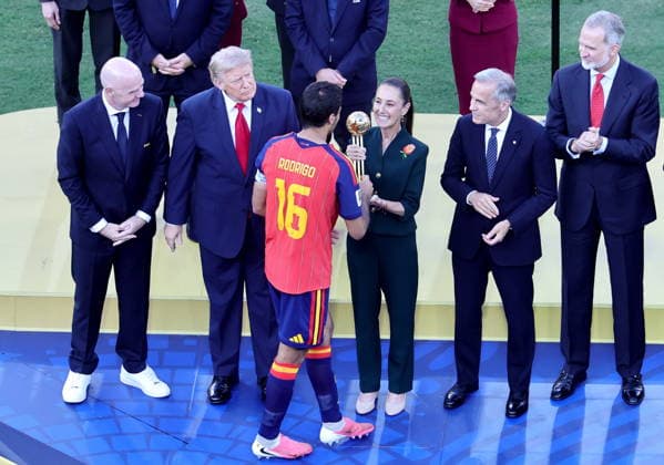 FIFA World Cup, WM, Weltmeisterschaft, Fussball 2026 final - Spain vs Argentina Mexican President Claudia Sheinbaum hands Spanish player Rodri the trophy as best player of the tournament as (from L) FIFA president Gianni Infantino, US President Donald J. Trump, Canadian Prime Minister Mark Carney and King Felipe VI of Spain look on during the victory ceremony after the FIFA World Cup 2026 final match Spain against Argentina, in New Jersey, USA, 19 July 2026. Spain won 1-0. EAST RUTHERFORD United States  Copyright: xRONALDxWITTEKx