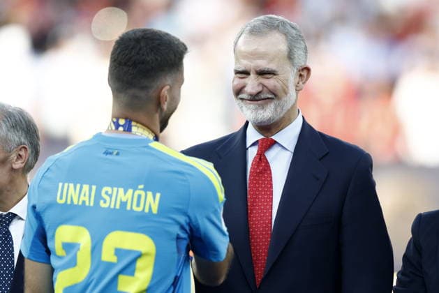 FIFA World Cup, WM, Weltmeisterschaft, Fussball 2026 final - Spain vs Argentina Goalkeeper Unai Simon of Spain shakes hands with King Felipe VI of Spain during the awards ceremony after the FIFA World Cup 2026 final match Spain against Argentina, in East Rutherford, New Jersey, USA, 19 July 2026. EAST RUTHERFORD United States  Copyright: xWILLxOLIVERx