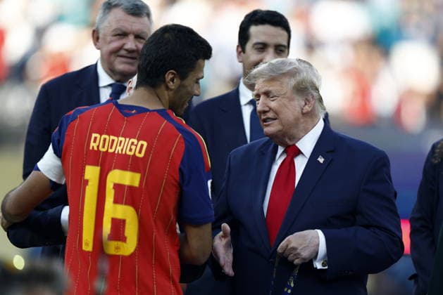 FIFA World Cup, WM, Weltmeisterschaft, Fussball 2026 final - Spain vs Argentina Rodri of Spain (L) shakes hands with US President Donald J. Trump during the awards ceremony after the FIFA World Cup 2026 final match Spain against Argentina, in East Rutherford, New Jersey, USA, 19 July 2026. EAST RUTHERFORD United States  Copyright: xWILLxOLIVERx