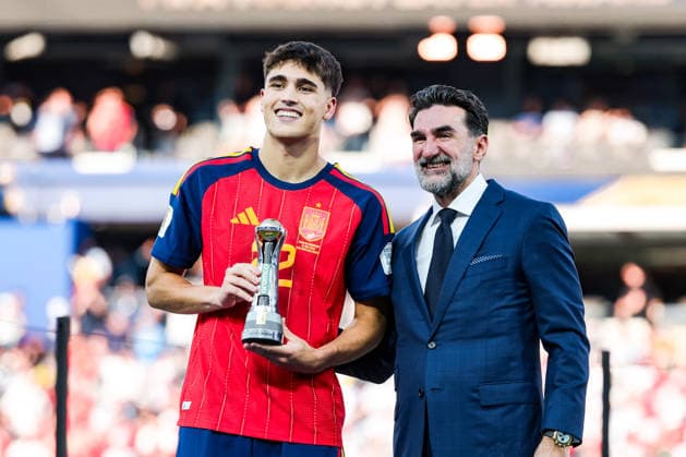 Pau Cubarsi of Spain poses with the Young Player award during the award ceremony of the FIFA Men’s World Cup 2026 Final match between Spain and Argentina at New York New Jersey Stadium, in New Jersey on July 19th 2026 (Photo by Leo Barrilari SPP)  Copyright: xLeoxBarrilari SPPx Sportspressphoto_SPR194196