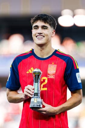 Pau Cubarsi of Spain poses with the Young Player award during the award ceremony of the FIFA Men’s World Cup 2026 Final match between Spain and Argentina at New York New Jersey Stadium, in New Jersey on July 19th 2026 (Photo by Leo Barrilari SPP)  Copyright: xLeoxBarrilari SPPx Sportspressphoto_SPR194198