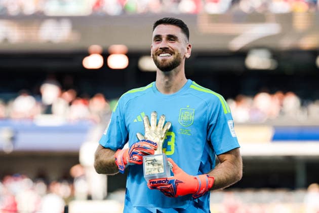 Sport Bilder des Tages #2 Unai Simon of Spain poses with the Golden Glove award during the award ceremony of the FIFA Men’s World Cup 2026 Final match between Spain and Argentina at New York New Jersey Stadium, in New Jersey on July 19th 2026 (Photo by Leo Barrilari SPP)  Copyright: xLeoxBarrilari SPPx Sportspressphoto_SPR194199