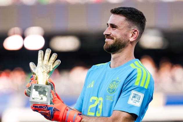 Unai Simon of Spain poses with the Golden Glove award during the award ceremony of the FIFA Men’s World Cup 2026 Final match between Spain and Argentina at New York New Jersey Stadium, in New Jersey on July 19th 2026 (Photo by Leo Barrilari SPP)  Copyright: xLeoxBarrilari SPPx Sportspressphoto_SPR194202