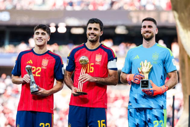 Pau Cubarsi of Spain (L), Rodri of Spain (C) and Unai Simon of Spain (R) during the award ceremony of the FIFA Men’s World Cup 2026 Final match between Spain and Argentina at New York New Jersey Stadium, in New Jersey on July 19th 2026 (Photo by Leo Barrilari SPP)  Copyright: xLeoxBarrilari SPPx Sportspressphoto_SPR194208