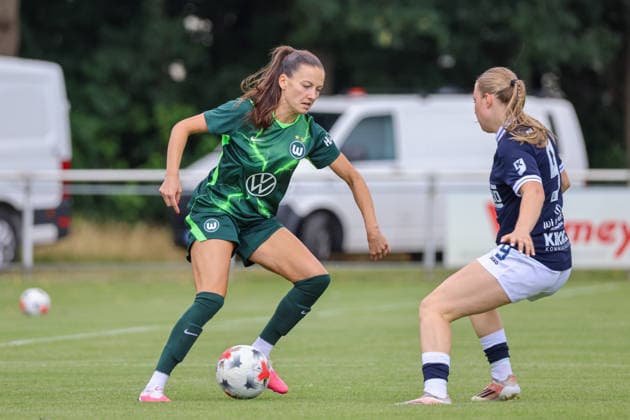 Herzlake, Deutschland: 19.07.2026 - Testspiel - SV Meppen Frauen vs. VfL Wolfsburg Frauen Im Bild: v.li. Joelle Wedemeyer (Wolfsburg) und Marleen Kropp (Meppen) *** Herzlake, Germany, July 19, 2026 Friendly match: SV Meppen Women vs. VfL Wolfsburg Women Pictured, from left: Joelle Wedemeyer (Wolfsburg) and Marleen Kropp (Meppen) Copyright: HMBxMedia MadeleinexFantini