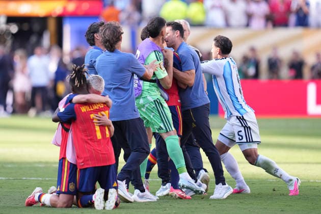 July 19, 2026, East Rutherford, New Jersey, United States: Leandro Paredes of Argentina fights with Pablo Martin Gavi of Spain during the FIFA World Cup, WM, Weltmeisterschaft, Fussball 2026 Final match between Spain and Argentina at New York New Jersey Stadium on July 19, 2026 in East Rutherford, United States. East Rutherford United States - ZUMAa181 20260719_zaa_a181_144 Copyright: xJosexBretonx