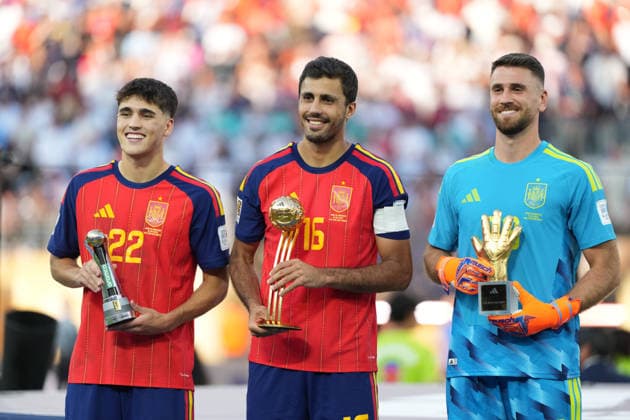 Spain players Pau Cubarsi (L)—Best Young Player—Rodri Hernandez (C)—Golden Ball—and Unai Simon—Golden Ball—pose with their trophies during the 2026 FIFA World Cup, WM, Weltmeisterschaft, Fussball awards ceremony at MetLife Stadium in New Jersey, United States 19 July 2026. FIFA World Cup 2026 Final: Spain - Argentina !ACHTUNG: NUR REDAKTIONELLE NUTZUNG!  Copyright: xOctavioxGuzmanx AMDEP9072 20260720-55020941692_1