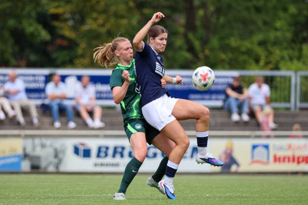 Herzlake, Deutschland: 19.07.2026 - Testspiel - SV Meppen Frauen vs. VfL Wolfsburg Frauen Im Bild: v.li. im Zweikampf Lieske Carleer (Wolfsburg) und Anouk Blaschka (Meppen) *** Herzlake, Germany, July 19, 2026 Friendly match: SV Meppen Women vs. VfL Wolfsburg Women. Pictured, from left, in a tackle: Lieske Carleer (Wolfsburg) and Anouk Blaschka (Meppen) Copyright: HMBxMedia MadeleinexFantini