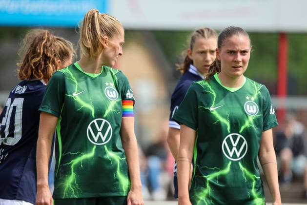 Herzlake, Deutschland: 19.07.2026 - Testspiel - SV Meppen Frauen vs. VfL Wolfsburg Frauen Im Bild: v.li. Janina Minge (Wolfsburg) und Smilla Vallotto (Wolfsburg) *** Herzlake, Germany, July 19, 2026 Friendly match: SV Meppen Women vs. VfL Wolfsburg Women Pictured, from left: Janina Minge (Wolfsburg) and Smilla Vallotto (Wolfsburg) Copyright: HMBxMedia MadeleinexFantini