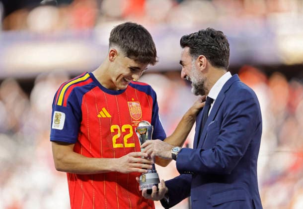 19.07.2026, Fussball Weltmeisterschaft 2026 in den USA, Finale, Spanien - Argentinien, im MetLife Stadium (New York New Jersey (East Rutherford)), Spanien ist Fussball Weltmeister 2026, Siegerehrung, Pau Cubarsi (Spanien) bekommt den Pokal für den besten Youngster der WM. ***FIFA regulations prohibit any use of photographs as image sequences and or quasi-video. EDITORIAL USE ONLY*** *** July 19, 2026, 2026 FIFA World Cup in the U.S., Final, Spain vs. Argentina, at MetLife Stadium in East Rutherford, New York, New Jersey; Spain is the 2026 FIFA World Cup champion, award ceremony, Pau Cubarsi of Spain receives the trophy for the best young player of the World Cup ***FIFA regulations prohibit any use of photographs as image sequences and or quasi-video. EDITORIAL USE ONLY***
