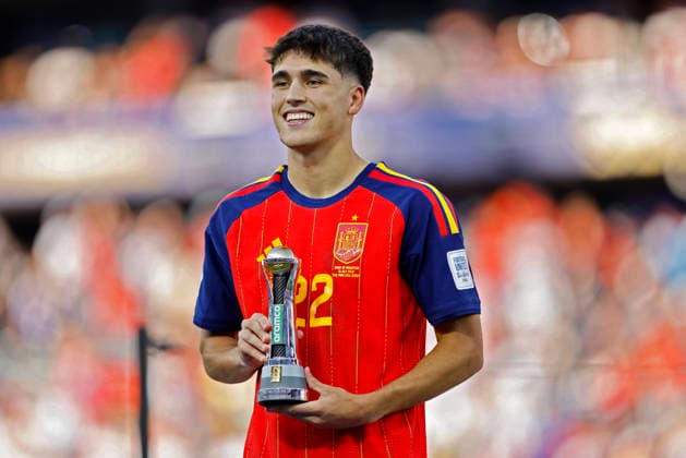 19.07.2026, Fussball Weltmeisterschaft 2026 in den USA, Finale, Spanien - Argentinien, im MetLife Stadium (New York New Jersey (East Rutherford)), Spanien ist Fussball Weltmeister 2026, Siegerehrung, Pau Cubarsi (Spanien) bekommt den Pokal für den besten Youngster der WM. ***FIFA regulations prohibit any use of photographs as image sequences and or quasi-video. EDITORIAL USE ONLY*** *** July 19, 2026, 2026 FIFA World Cup in the U.S., Final, Spain vs. Argentina, at MetLife Stadium in East Rutherford, New York, New Jersey; Spain is the 2026 FIFA World Cup champion, award ceremony, Pau Cubarsi of Spain receives the trophy for the best young player of the World Cup ***FIFA regulations prohibit any use of photographs as image sequences and or quasi-video. EDITORIAL USE ONLY***
