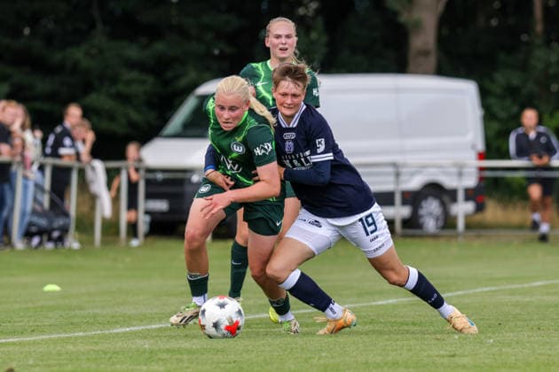 19.07.2026, xgrfx, Fussball Testspiel Frauen, SV Meppen - VfL Wolfsburg v.l. Frida Hansen (VfL Wolfsburg), Lea Mauly (SV Meppen) (DFL DFB REGULATIONS PROHIBIT ANY USE OF PHOTOGRAPHS as IMAGE SEQUENCES and or QUASI-VIDEO) Herzlake *** July 19, 2026, xgrfx, Women s Soccer Friendly Match, SV Meppen vs. VfL Wolfsburg, Frida Hansen (VfL Wolfsburg), Lea Mauly, SV Meppen. DFL and DFB regulations prohibit any use of photographs as image sequences and or quasi-video. Herzlake