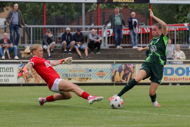19.07.2026, xgrfx, Fussball Testspiel Frauen, SV Meppen - VfL Wolfsburg v.l. Smilla Vallotto (VfL Wolfsburg) (DFL DFB REGULATIONS PROHIBIT ANY USE OF PHOTOGRAPHS as IMAGE SEQUENCES and or QUASI-VIDEO) Herzlake *** July 19, 2026, xgrfx, Women s Soccer Friendly, SV Meppen vs. VfL Wolfsburg, Smilla Vallotto, VfL Wolfsburg. DFL and DFB regulations prohibit any use of photographs as image sequences and or quasi-video. Herzlake