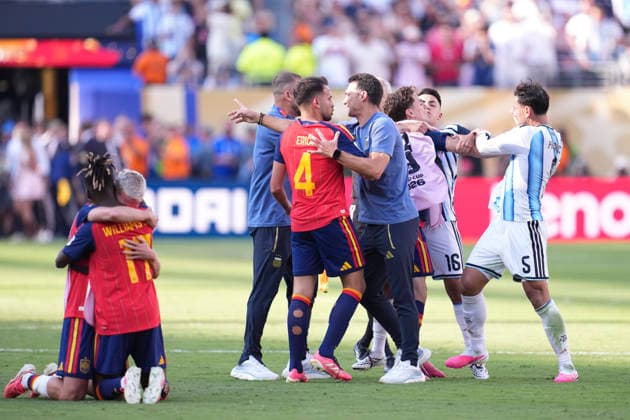 Spain v Argentina: Final - FIFA World Cup, WM, Weltmeisterschaft, Fussball 2026 Leandro Paredes of Argentina fights with Pablo Martin Gavi of Spain during the FIFA World Cup 2026 Final match between Spain and Argentina at New York New Jersey Stadium on July 19, 2026 in East Rutherford, United States. East Rutherford NJ United States  Copyright: xJosexBretonx originalFilename:bretonhernandez-spainvar260719_npNRq.jpg