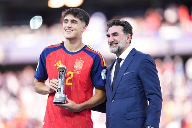 Spain v Argentina: Final - FIFA World Cup, WM, Weltmeisterschaft, Fussball 2026 Pau Cubarsi of Spain poses for the photo with the Best Young Player award during the FIFA World Cup 2026 Final match between Spain and Argentina at New York New Jersey Stadium on July 19, 2026 in East Rutherford, United States. East Rutherford NJ United States  Copyright: xJosexBretonx originalFilename:bretonhernandez-spainvar260719_npZ9x.jpg