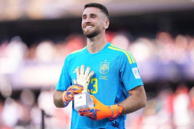 July 19, 2026, East Rutherford, New Jersey, United States: Unai Simon of Spain poses for the photo with the Best goalkeeper award during the FIFA World Cup, WM, Weltmeisterschaft, Fussball 2026 Final match between Spain and Argentina at New York New Jersey Stadium on July 19, 2026 in East Rutherford, United States. East Rutherford United States - ZUMAa181 20260719_zaa_a181_179 Copyright: xJosexBretonx